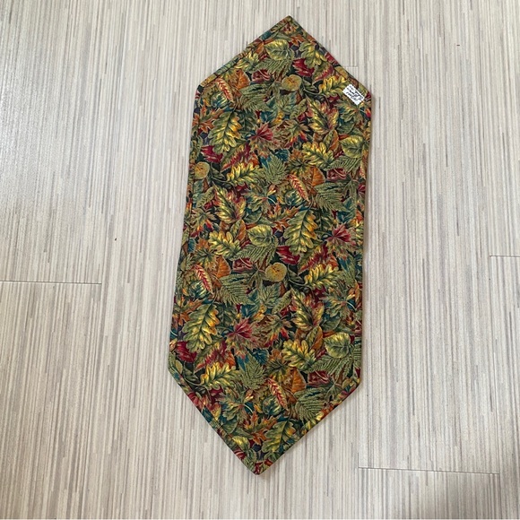 NWOT Quilted table runner. Autumn leaves motif - Picture 6 of 7